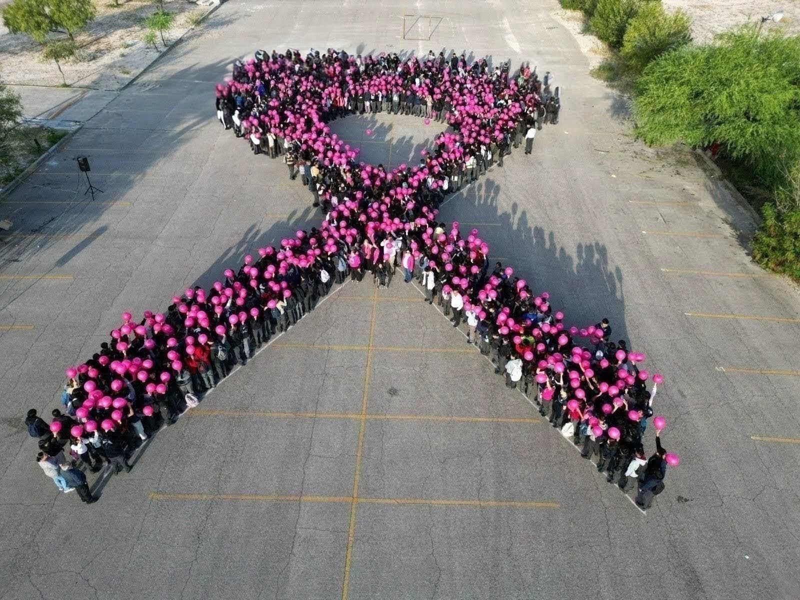 Forman lazo humano rosa en el CBTIS 34 para concientizar sobre el cáncer de mama