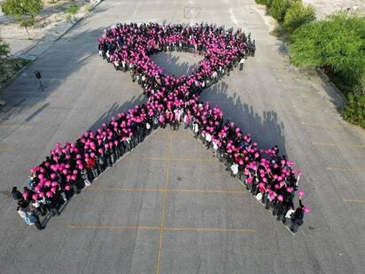Forman lazo humano rosa en el CBTIS 34 para concientizar sobre el cáncer de mama