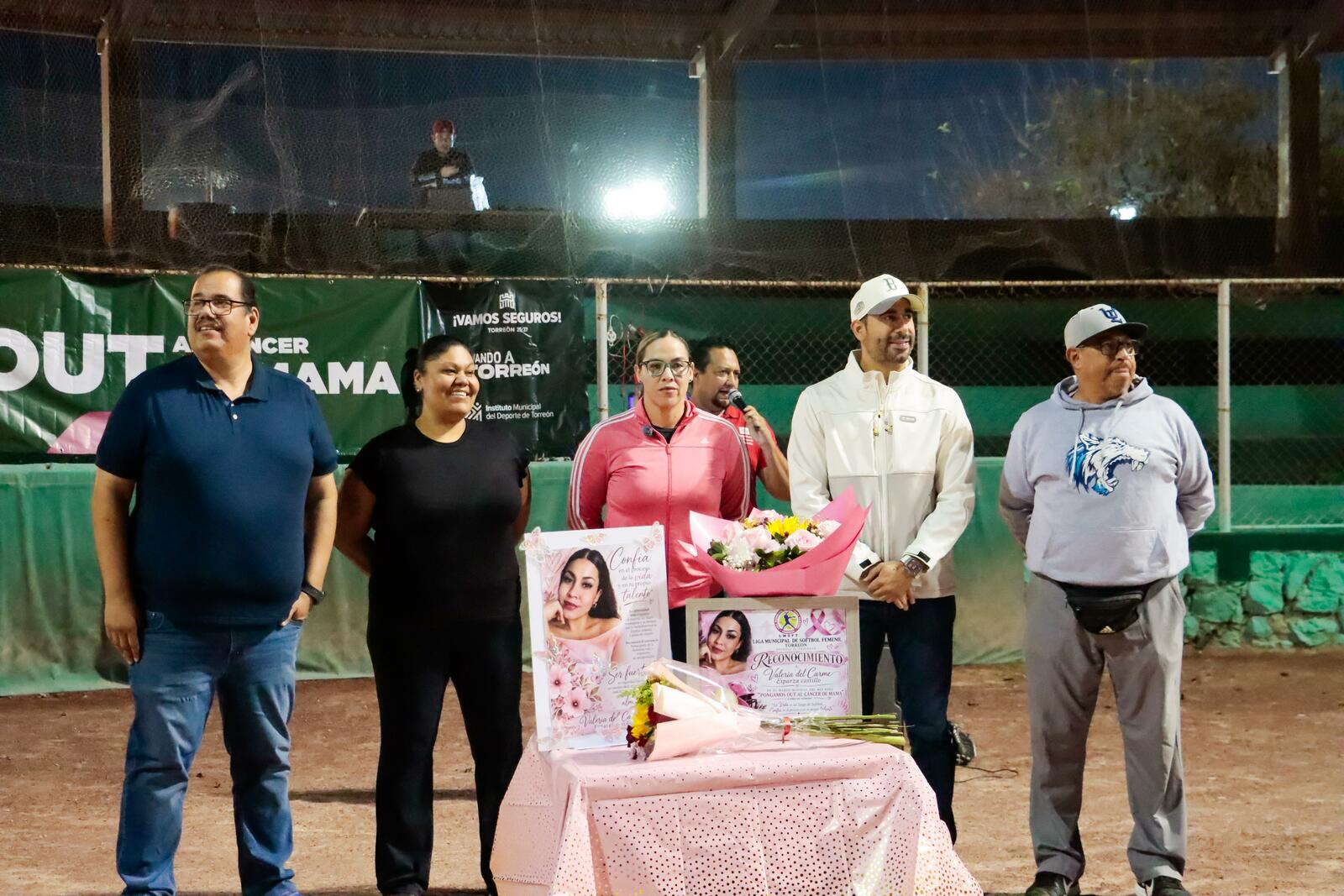 Reconocen a sobreviviente de cáncer de mama en encuentro de softbol en Torreón