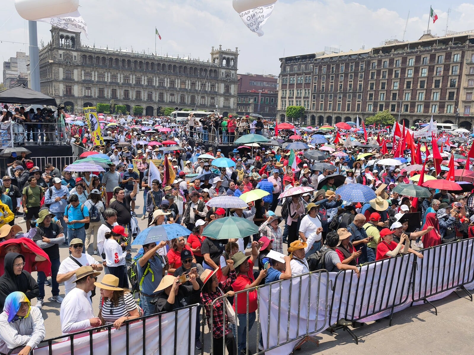 Trabajadores del IMSS entregan pliego petitorio en Palacio Nacional