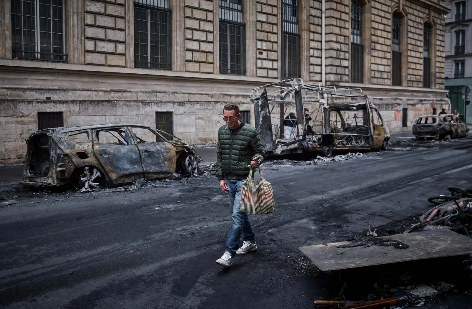 París decreta toque de queda por segunda noche tras protestas y disturbios