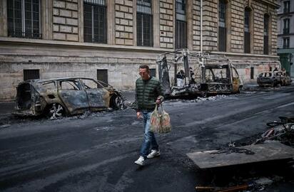 París mantiene el toque de queda en zonas afectadas por los disturbios del fin de semana.  Las restricciones nocturnas también se aplican en Marsella, Niza