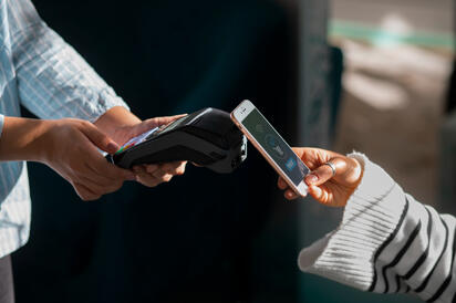 Reino Unido propuso abrir el NFC del iPhone a otros servicios para impulsar billeteras digitales, pagos, identificaciones y pases de transporte.  La Autoridad