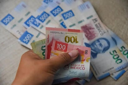El peso mexicano avanzó marginalmente y cerró en 18.4279 unidades por dólar, mientras los mercados evaluaron señales comerciales, datos económicos y tensiones