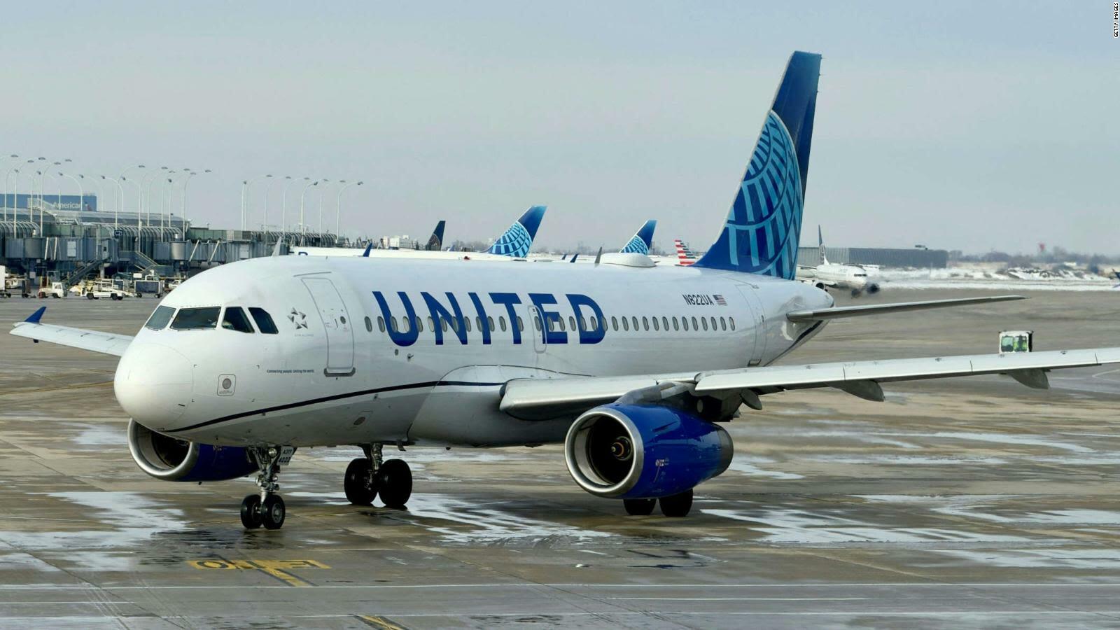 El combustible presiona las ganancias de United Airlines pese a la demanda