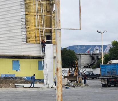 Tras meses de desmantelamiento, maquinaria pesada comenzó a derribar los muros del histórico cine monclovense.  El antiguo Río Cinemas Azteca de Monclova entró