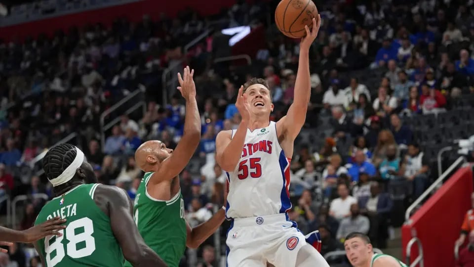 Pistons remontan 22 puntos y vencen 121-113 a Celtics