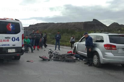Arrolla a motociclista y lo deja debajo de camioneta en Monclova 