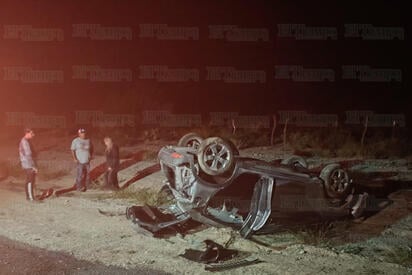 Vuelca médica en la carretera 57; sale ilesa