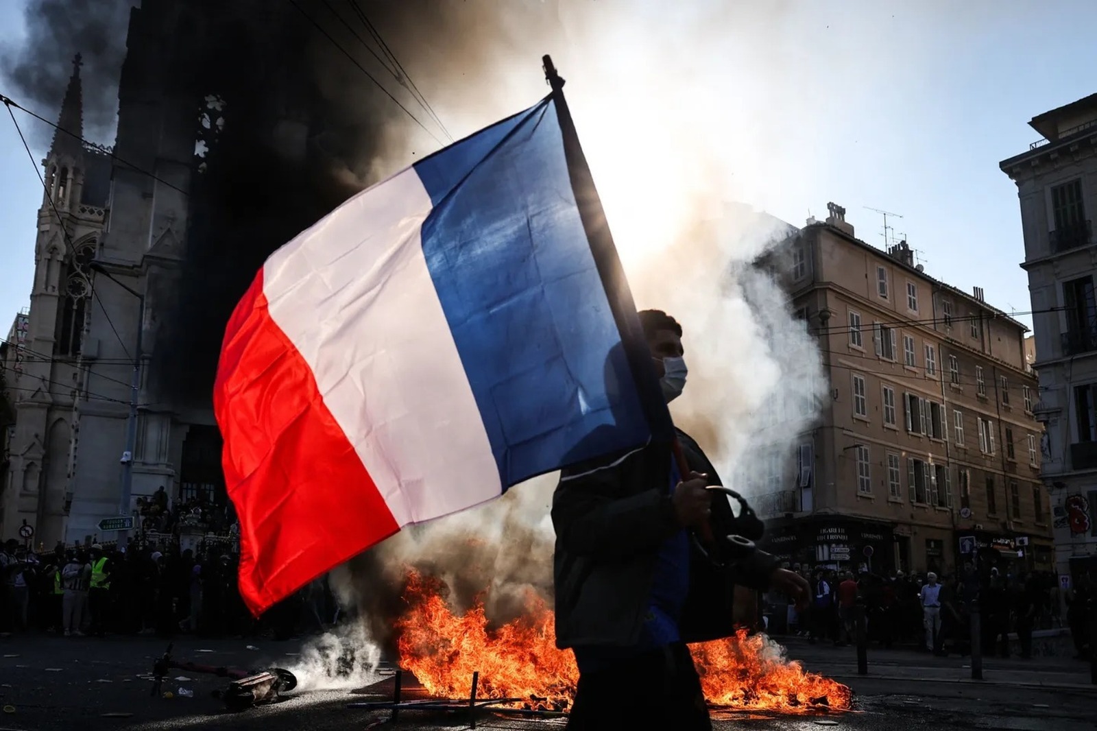 Crisis social en Francia refleja incertidumbre económica y división política