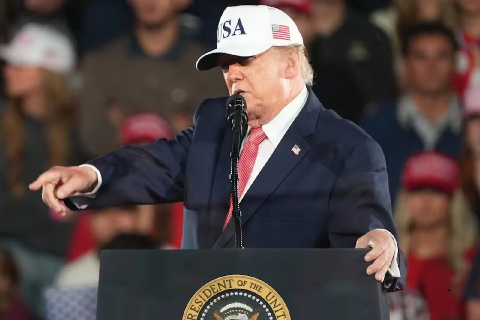 Manifestantes interrumpen mitin de Trump en Carolina del Norte y son expulsados