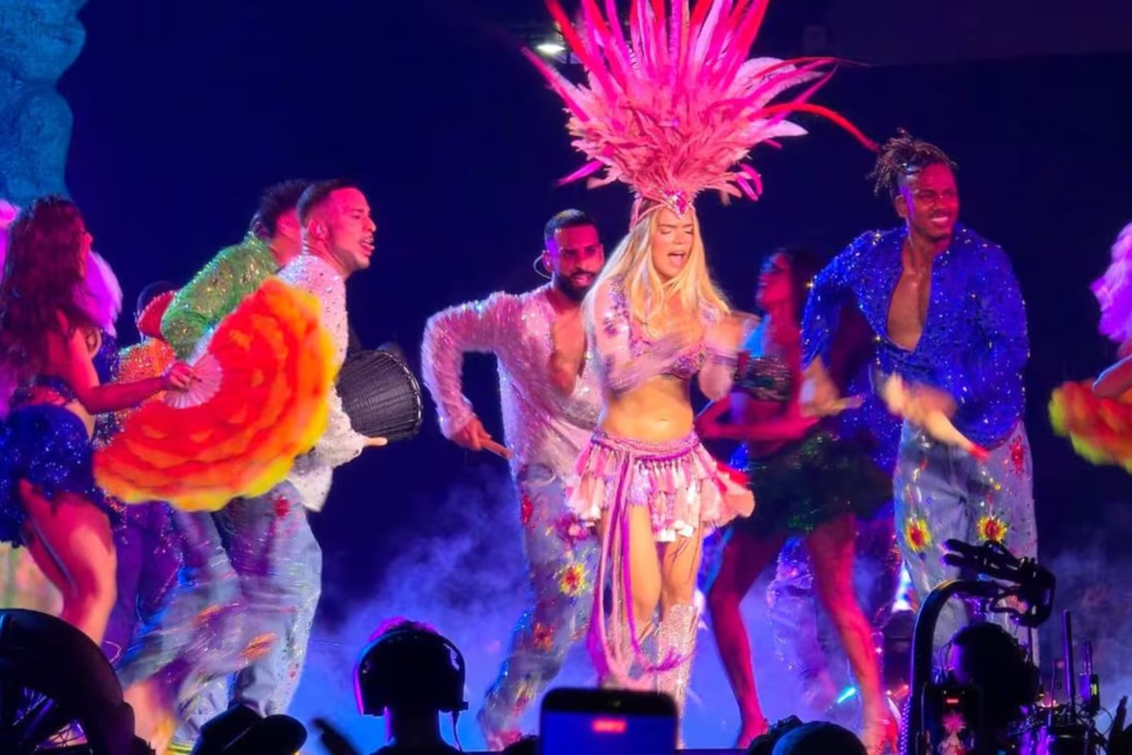 PETA Latino critica a Karol G por el presunto uso de plumas reales en sus vestuarios