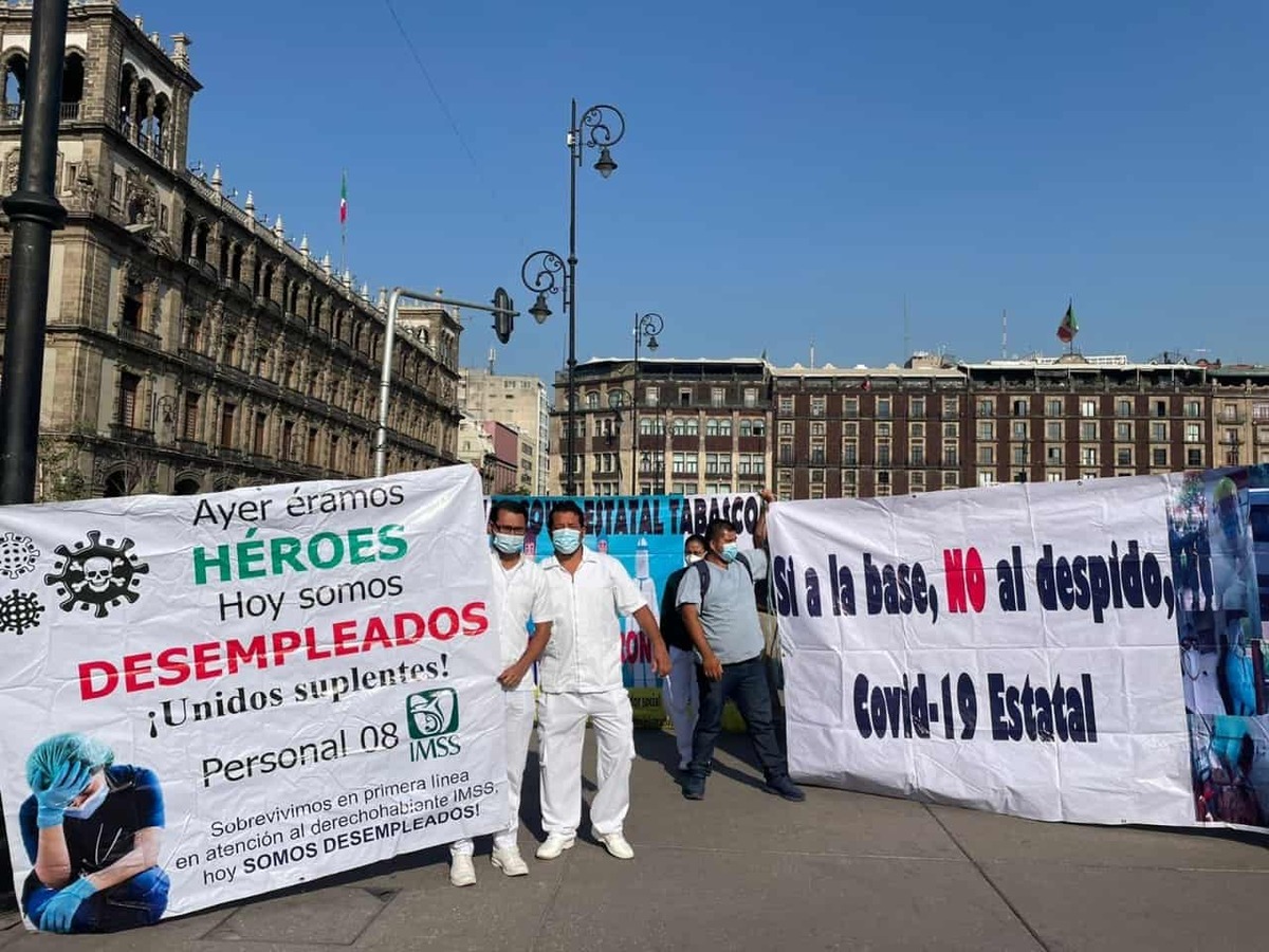 Protesta frente a Palacio Nacional exhibe carencias en hospitales del IMSS