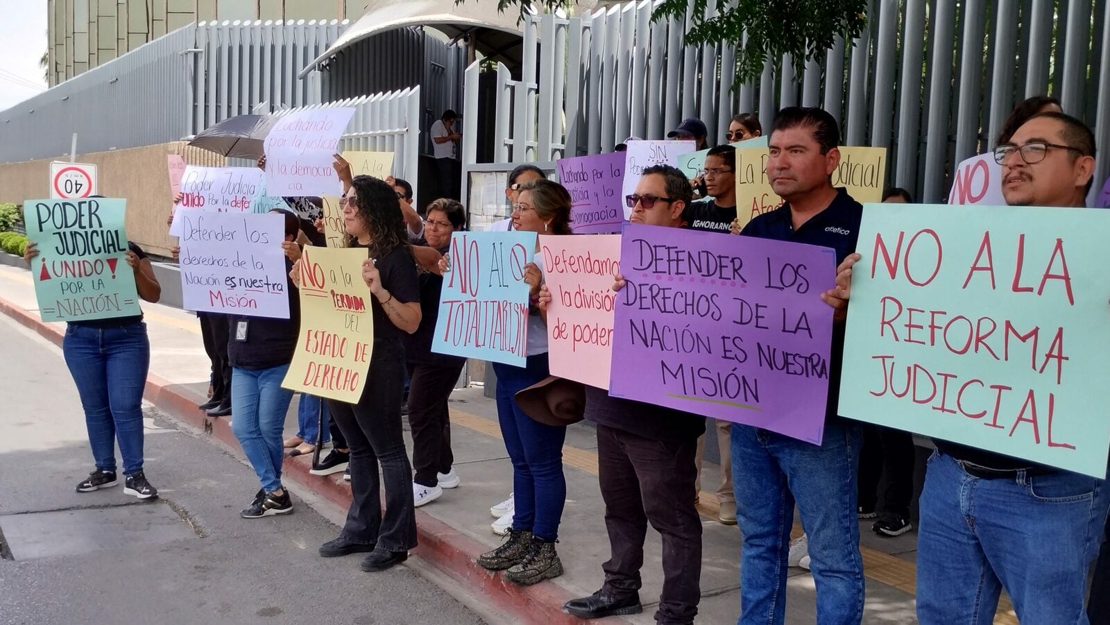 IMSS: trabajadores rechazan aumento salarial del 4% y mantienen protestas