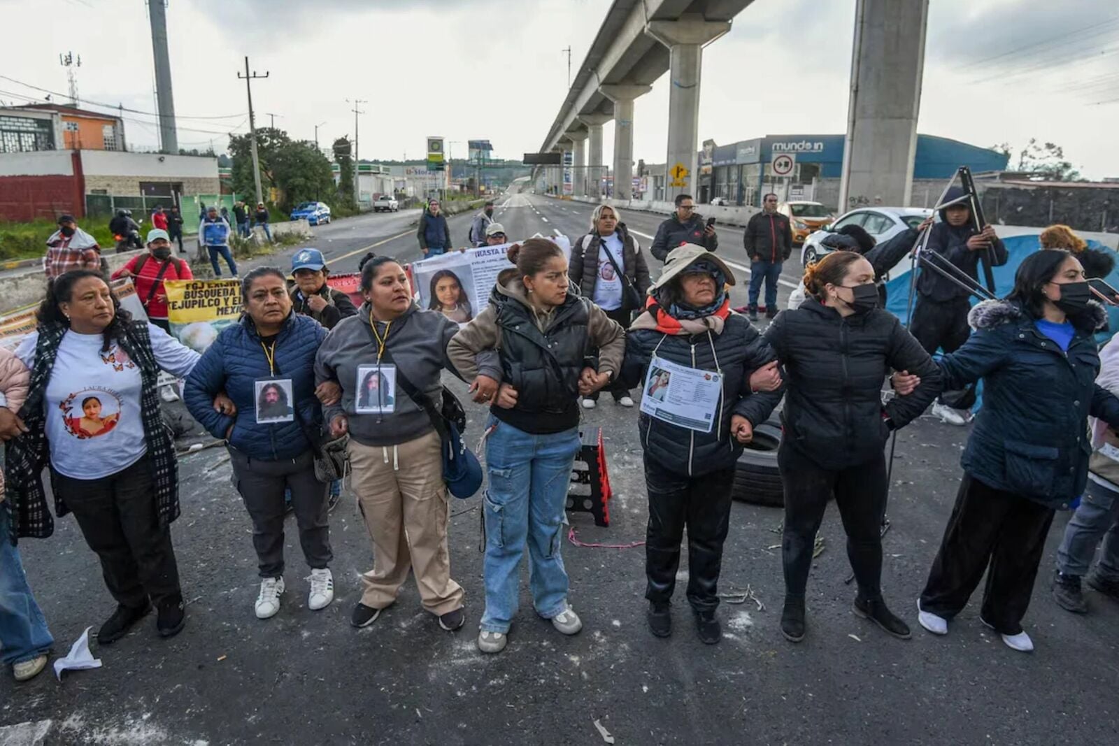 Familiares de desaparecidos cumplen más de 27 horas de bloqueo en la México-Toluca