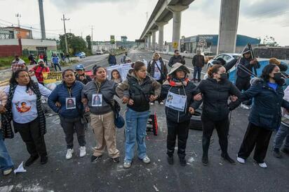 La protesta mantiene afectada una de las principales vías de acceso a la capital del país.  Familiares de personas desaparecidas cumplieron más de 27 horas