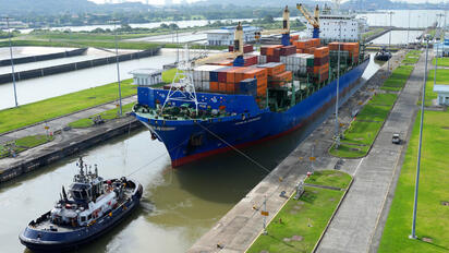 El Canal de Panamá movilizó 521 millones de toneladas de carga en el año fiscal 2025-2026, mientras sus ingresos crecieron 16% pese a las restricciones