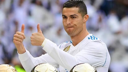 Cristiano Ronaldo encabeza la lista de Forbes con ingresos estimados de 300 millones de dólares, más del doble de lo que percibe Lionel Messi.  Cristiano
