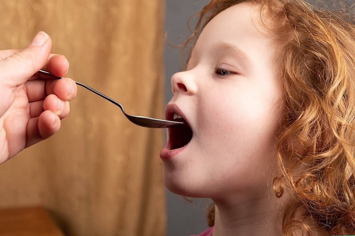 Antibióticos durante la infancia podrían estar vinculados con un mayor riesgo de colon irritable