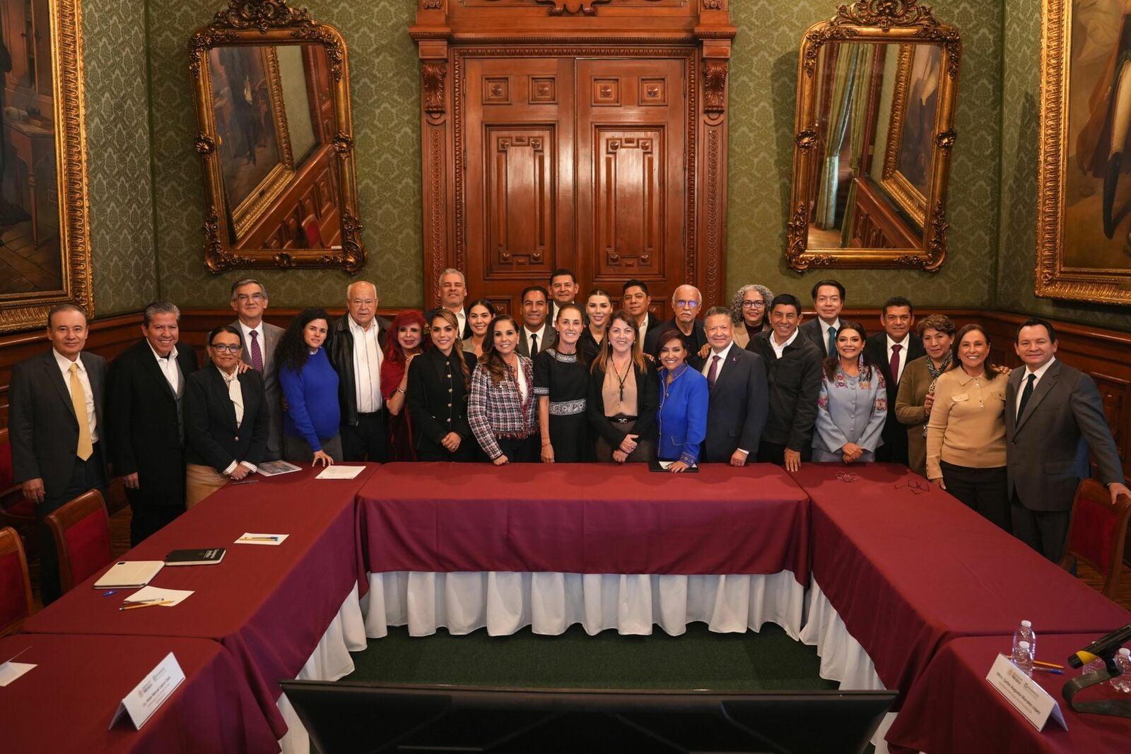Sheinbaum recibe a gobernadores de 24 estados incorporados al IMSS-Bienestar en medio de movilizaciones