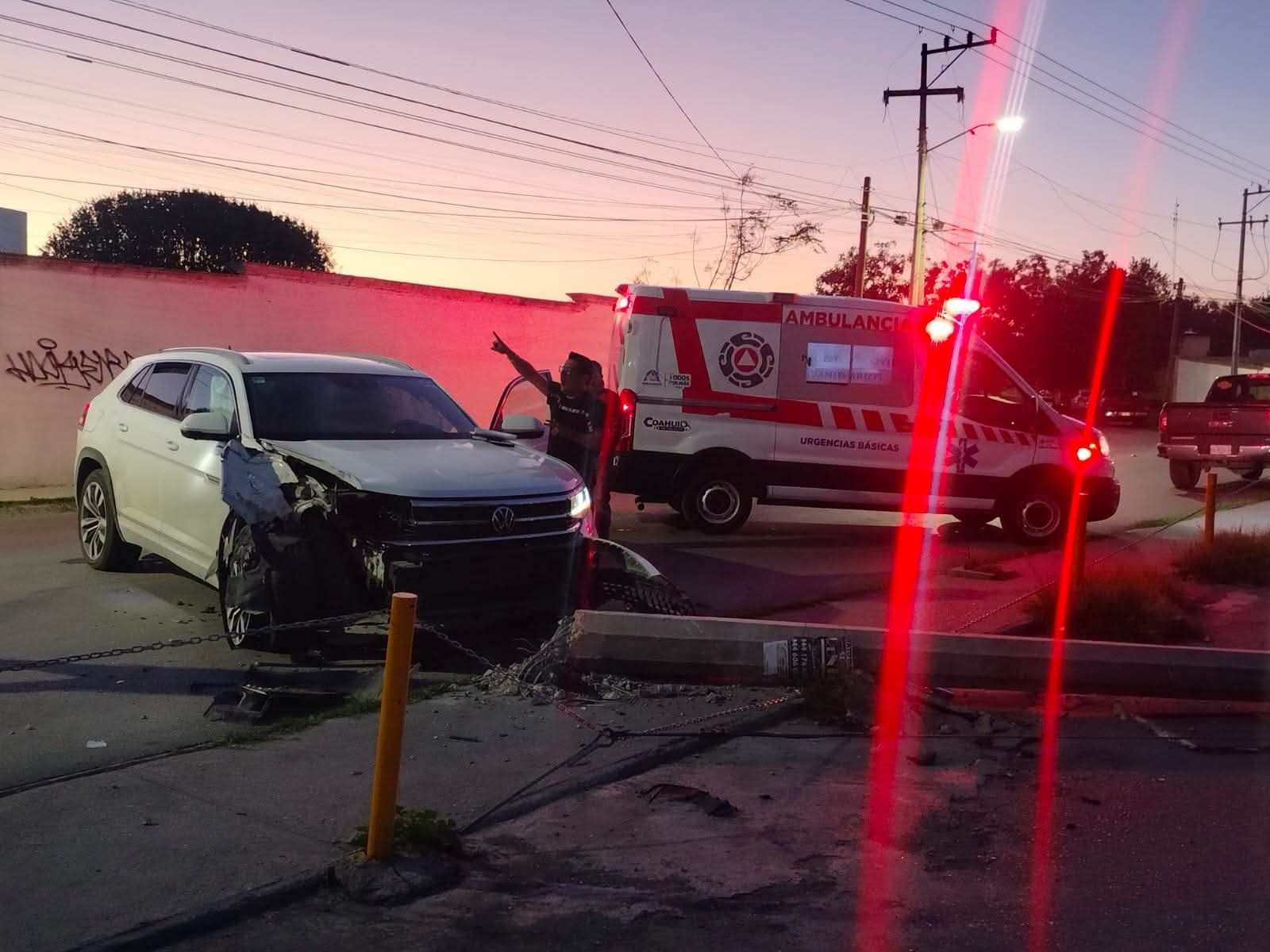 Derriba poste de concreto tras perder el control de su camioneta en Ramos Arizpe