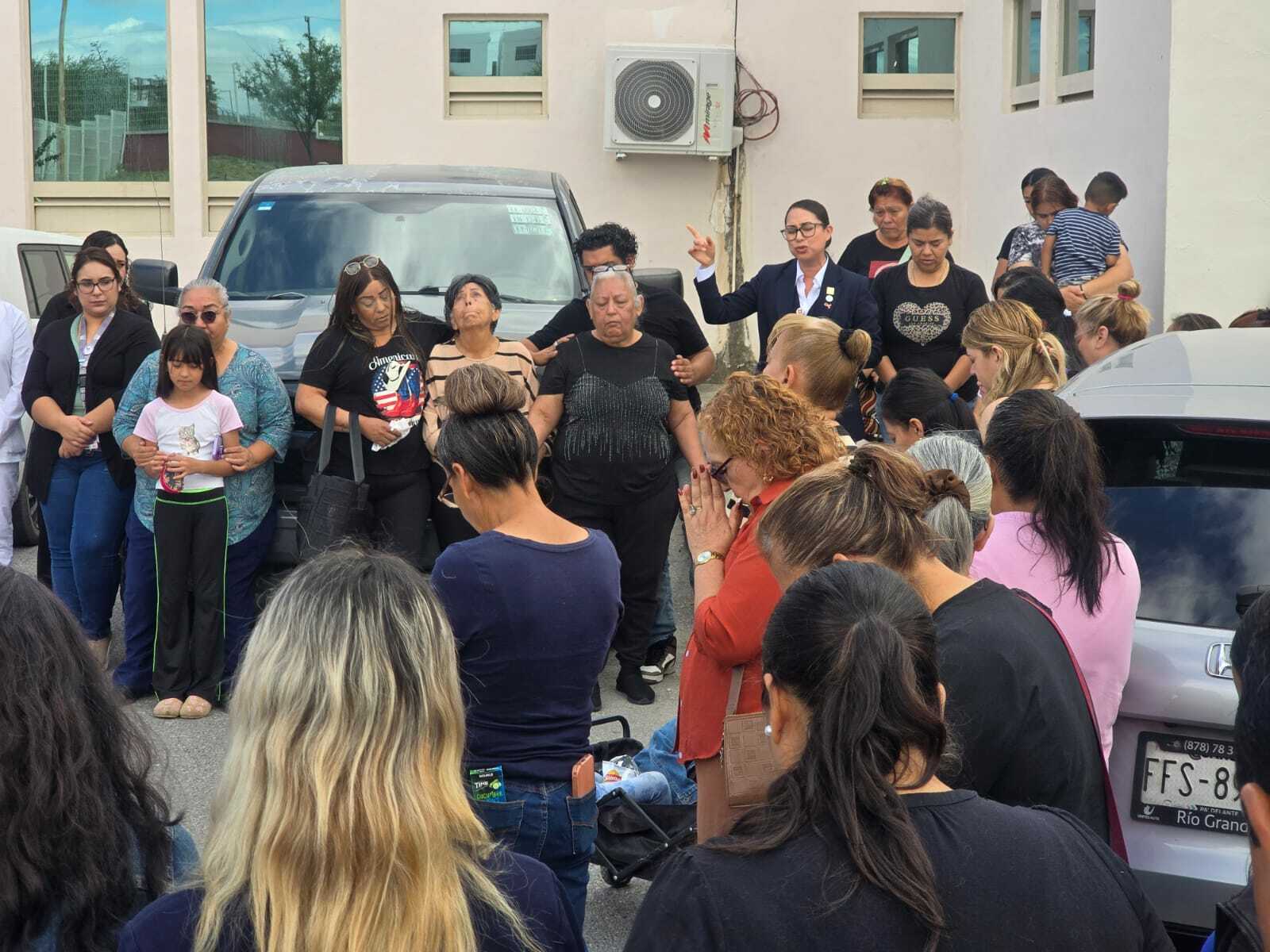 Entre oraciones, familiares y enfermeras piden por la salud de René tras accidente en la Ribereña