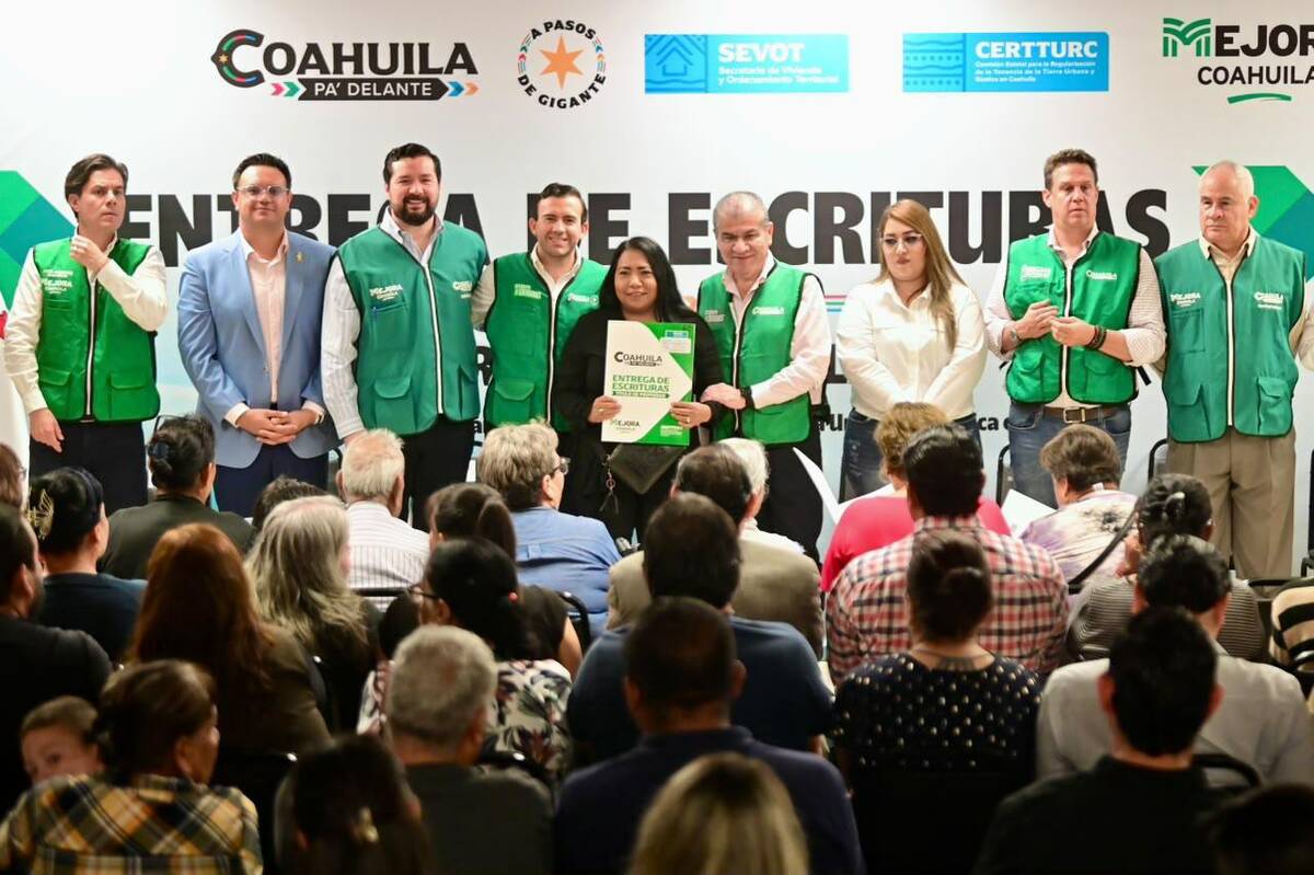 Protegen el patrimonio de 95 familias de Torreón con la entrega de escrituras