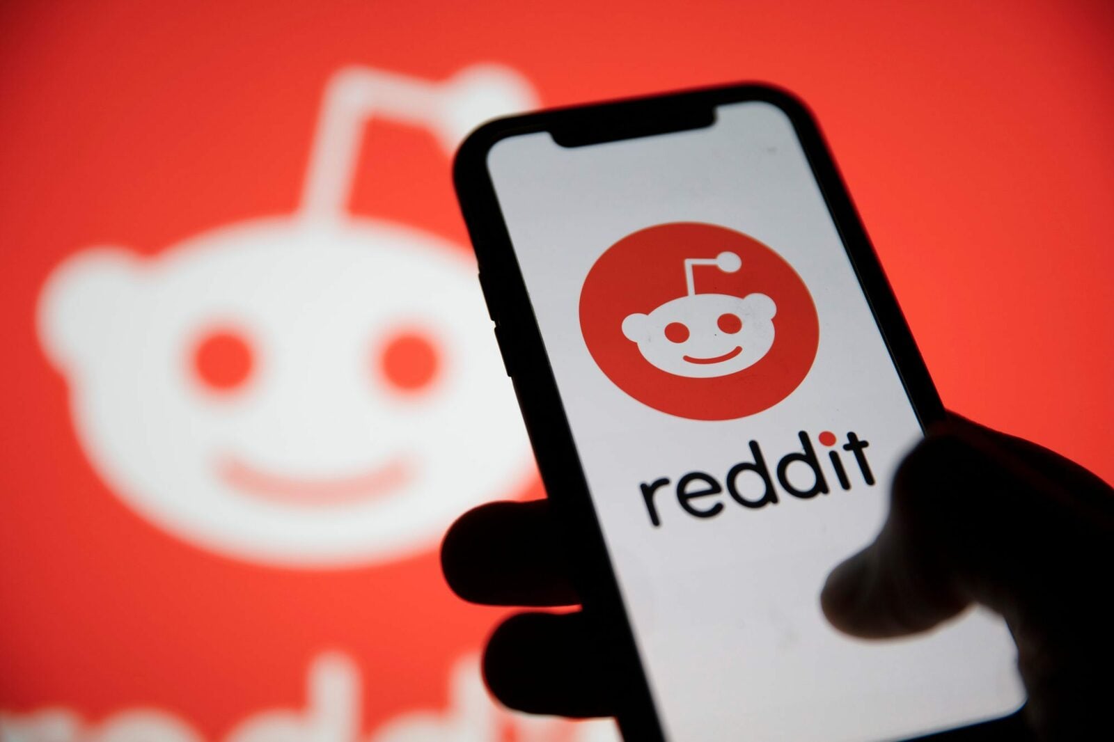 Reino Unido enviará funcionarios a Reddit para corregir errores fiscales de la IA