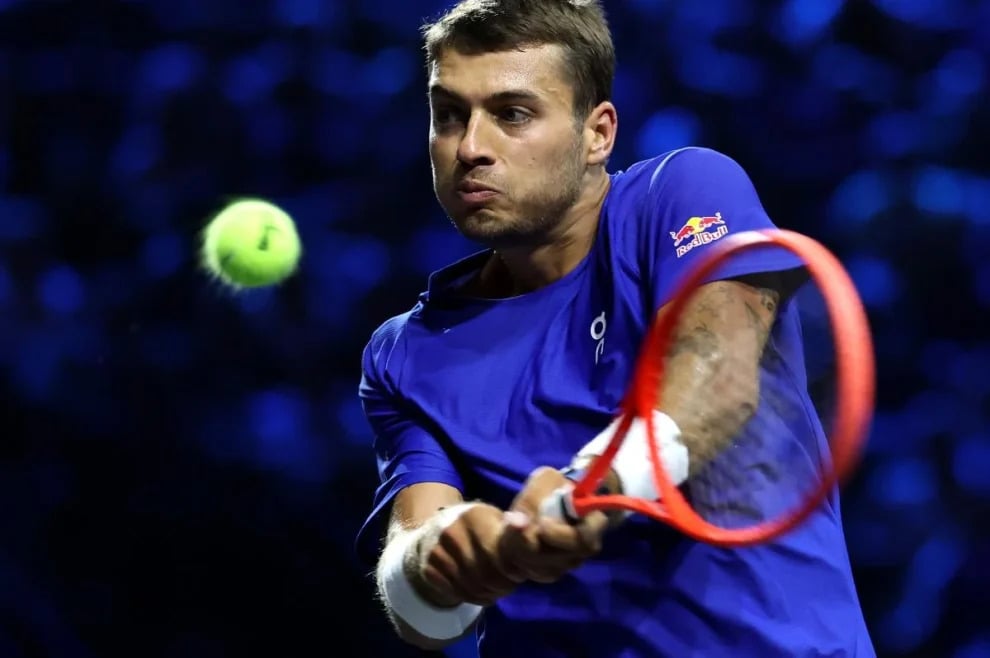 Cobolli vence a Wawrinka y avanza a cuartos en Lyon