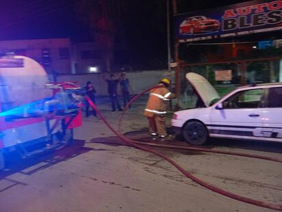 Falla mecánica consume auto en la Ciudad Deportiva