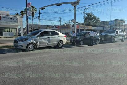 Se pasa semáforo en rojo y provoca choque en el bulevar Juárez