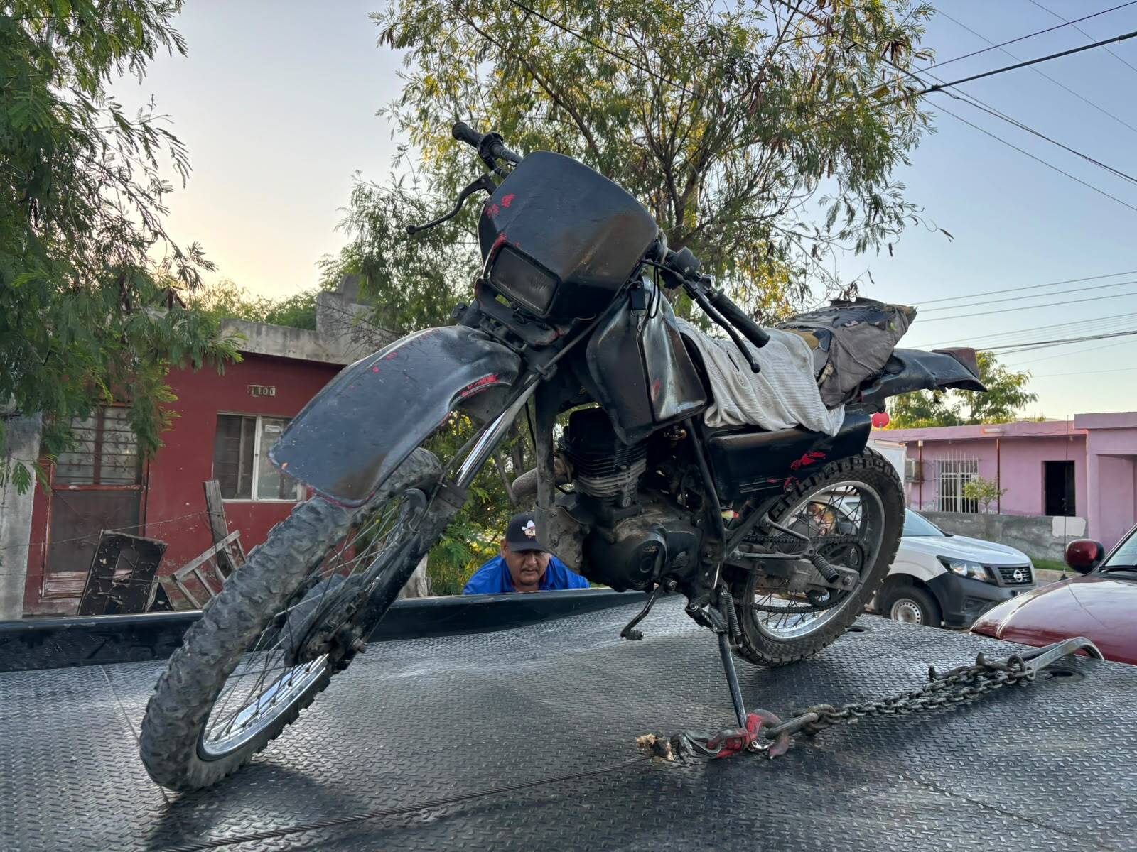 Choca motociclista contra camioneta; lo llevan al hospital