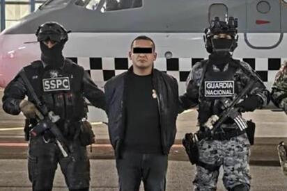 La acusación federal contempla delitos relacionados con narcóticos y posesión de armas.  Un gran jurado federal del Distrito de Columbia acusó formalmente este