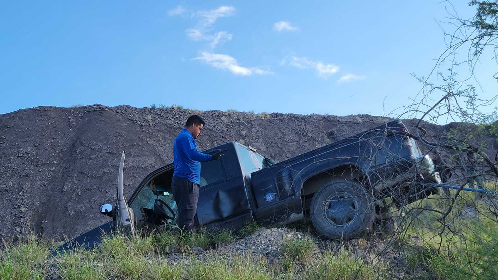 Abandonan camioneta sobre montaña de escoria de AHMSA