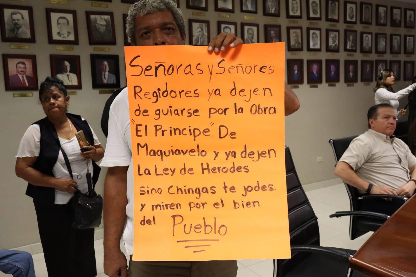 Taxistas: Los trabajadores del volante han acudido a sesiones del Ayuntamiento con carteles para hacer visibles sus demandas