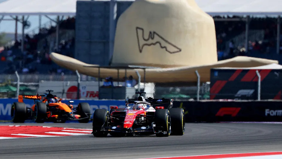 Leclerc lidera los Libres 2 en Austin; Checo Pérez, 21º