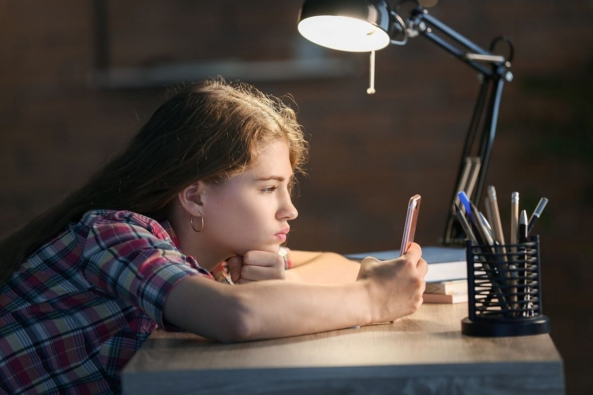 El uso del celular por la noche reduce el sueño de los adolescentes