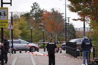 Un hombre abrió fuego desde un vehículo en movimiento en los suburbios de París, dejando un saldo de un muerto y cuatro heridos en un ataque investigado