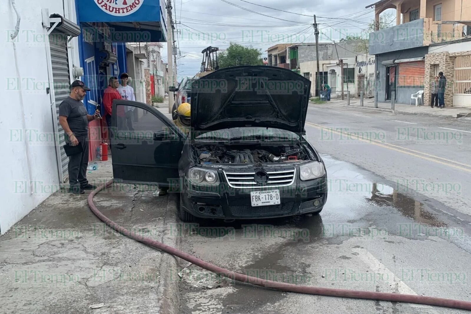 Bomberos y Policía Municipal sofocan incendio de vehículo en El Pueblo