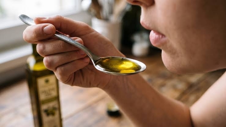 Shot de aceite de oliva antes de comer: ¿Ayuda realmente a controlar la glucosa?