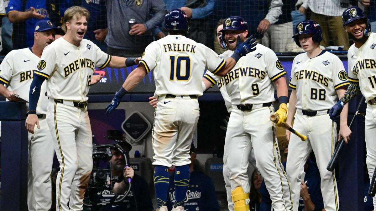 Milwaukee toma ventaja 2-0 en la Serie Mundial tras remontada
