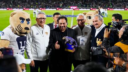    Hugo Sánchez recibió un homenaje en el Estadio Olímpico Universitario antes del Pumas vs Tigres, al cumplirse 50 años de su debut en Primera División,