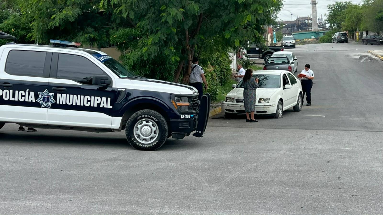 Jetta blanco se impacta contra barda en colonia Buenos Aires