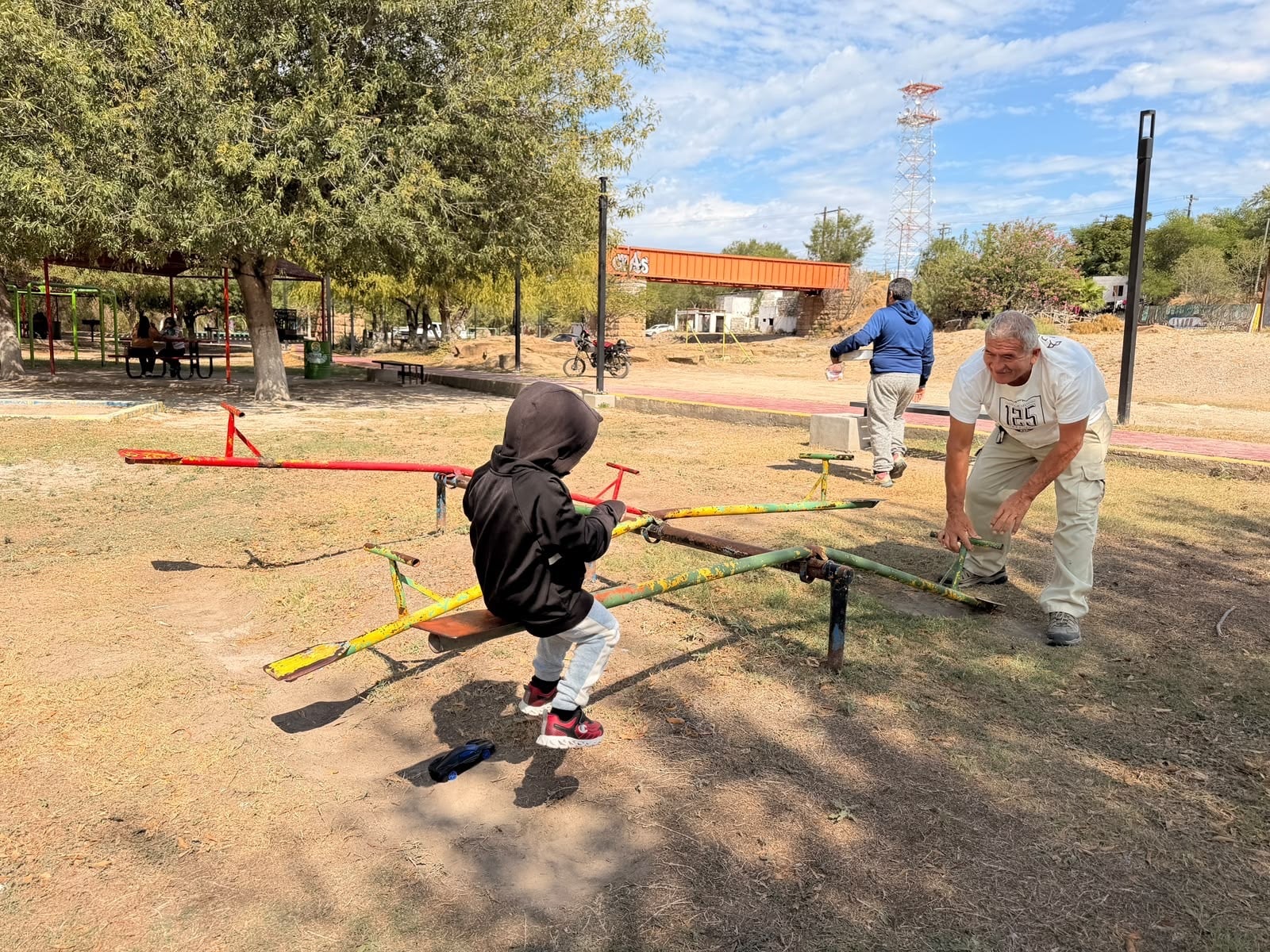 Familias disfrutan del clima en el paseo del Río Sabinas