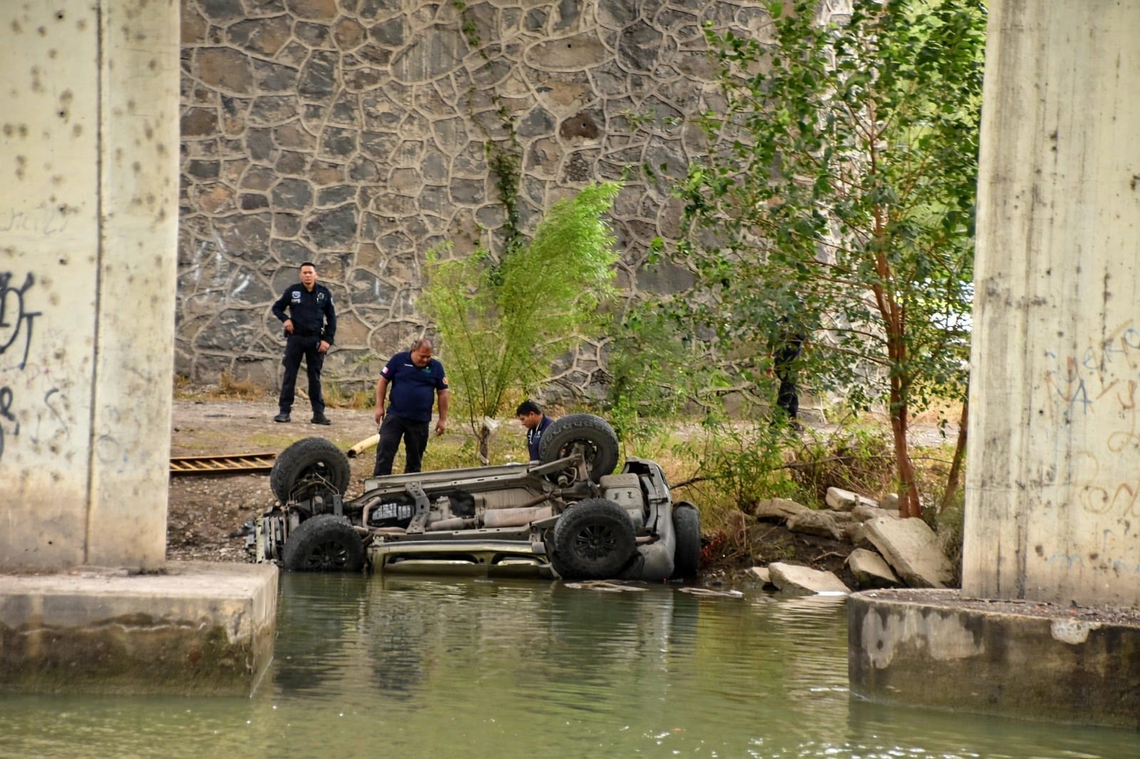 Muere hombre tras caer con su camioneta del puente Los Gemelos