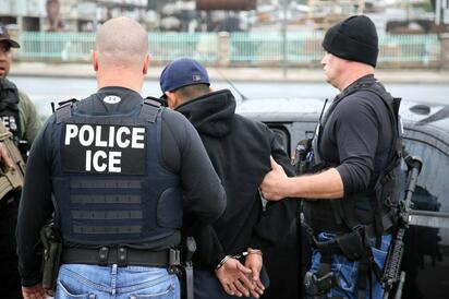 La organización cuestionó el despliegue de agentes federales y señaló a autoridades locales por entregar información residencial de miles de inmigrantes.