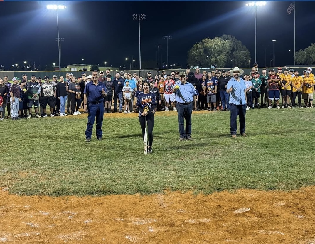 Candidatos locales se reúnen con jugadores de softbol en Eagle Pass