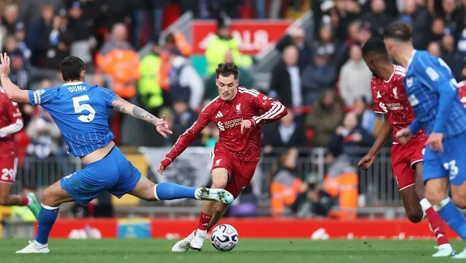 Liverpool vence 2-0 al Brighton y se acerca al top 3