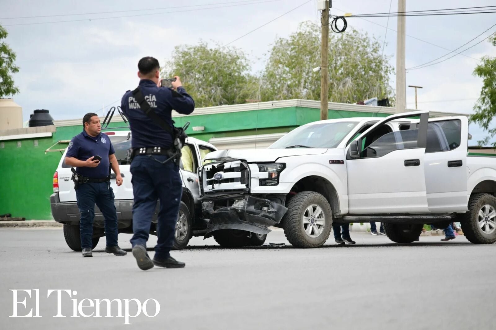 Chocan dos camionetas en la colonia Borja; mujer resulta lesionada