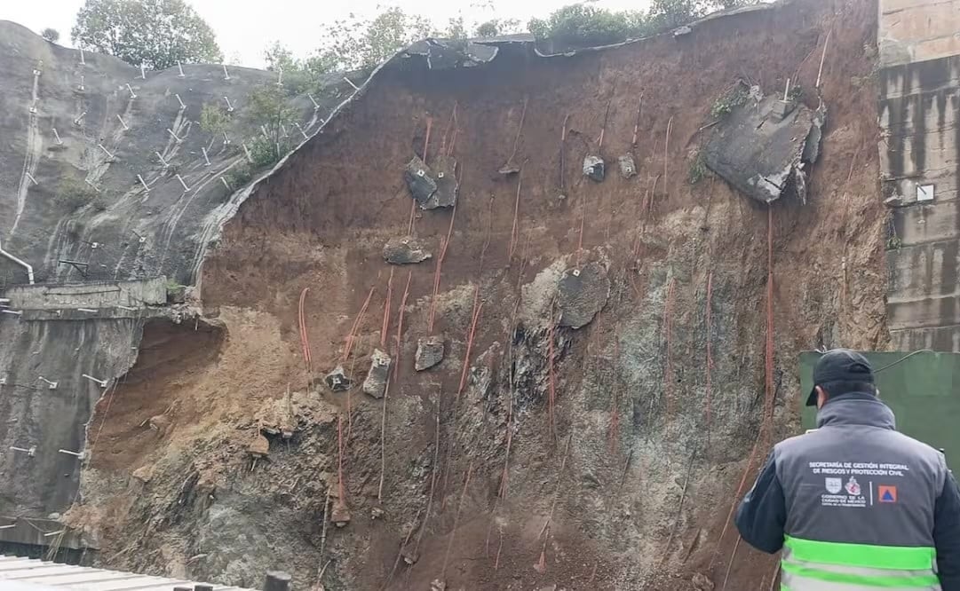 Deslizamiento de talud afecta plaza comercial en Cuajimalpa